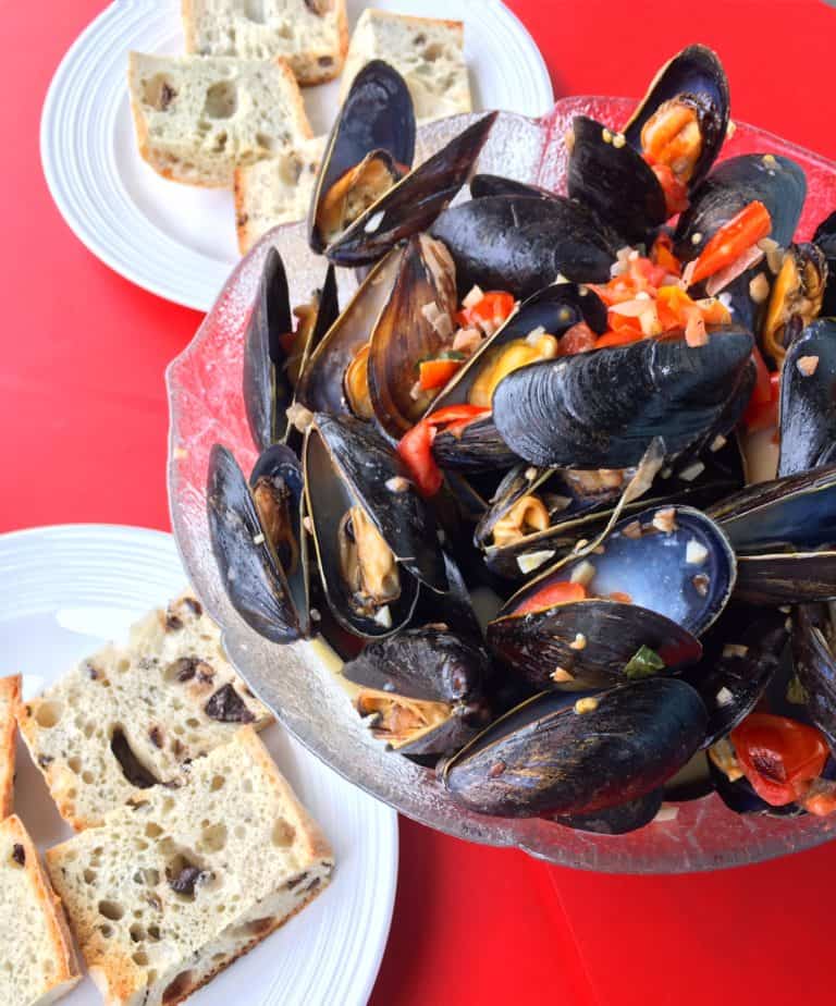 White Wine Mussels in Tomato Cream Sauce