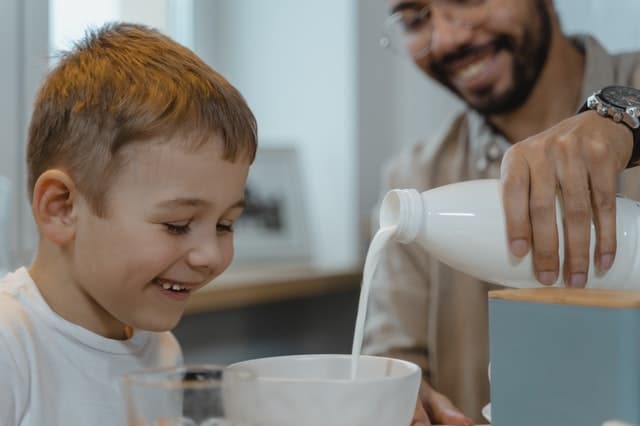 kid drinking milk 