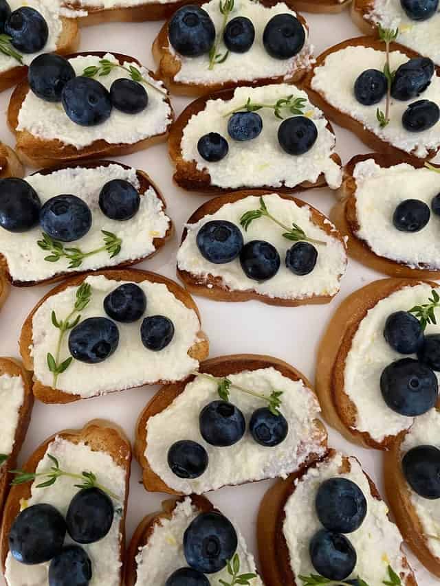 ricotta toast with blueberries