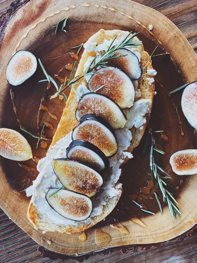 toast ricotta and figs