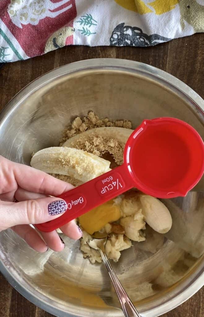 making muffins bananas oil 
